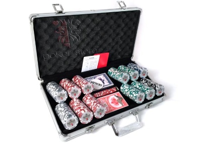 Набор для покера Premium 300 фишек Номиналы 1, 5, 25, 50, 100
Сумма номиналов = 6800