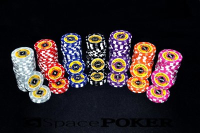 Фишки для покера Crown 14 и 15,5 грамм Отличительная особенность фишек этой серии в том, что только они имеют в своем ряду номинал 10 вместо стандартного 25. Для многих любителей покера удобнее использовать в игре именно такое сочетание номиналов фишек.