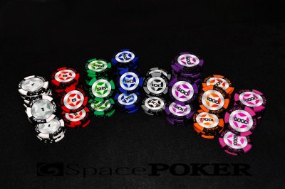 Фишки для покера Stars 14 и 15,5 грамм Они принадлежат премиум классу и являются одними из самых популярных и востребованных. Покерные фишки Stars имеют внутри металлическую пластину и считаются тяжелыми. Диаметр фишек составляет 39 мм у номиналов от 1 до 100; и диаметр 42 мм имеют фишки с номиналами 500, 1000 и 5000